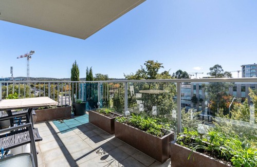 Braddon Apartment | Spacious and Cosy Apt with Great Views in Braddon