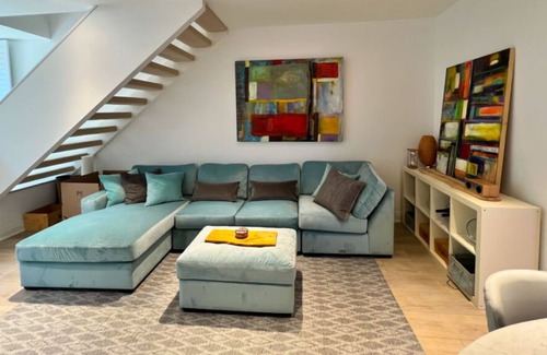 Riverside House | Spacious and Cozy 3-Bed, 2-Bath Residence in Toronto, ON