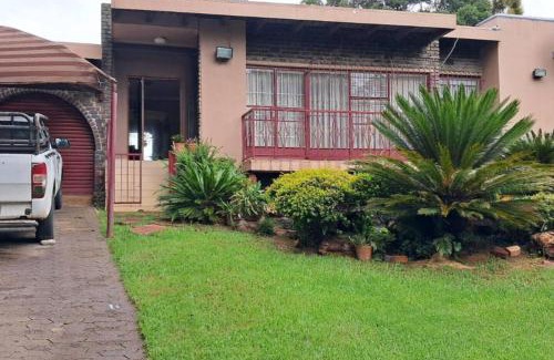 Greater Johannesburg Metropolitan Area Apartment | Spacious and homely 4-bed home in Honey Hills