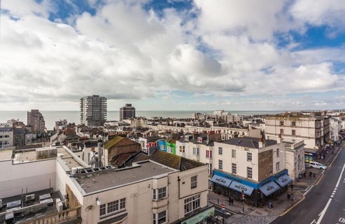 Montpelier Apartment | Spacious and luxe two king bedroom sea-view apt