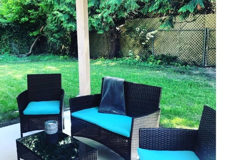 Halfmoon Bay Cottage | Spacious and modern 2 bedroom 2 bathroom cottage with private yard.