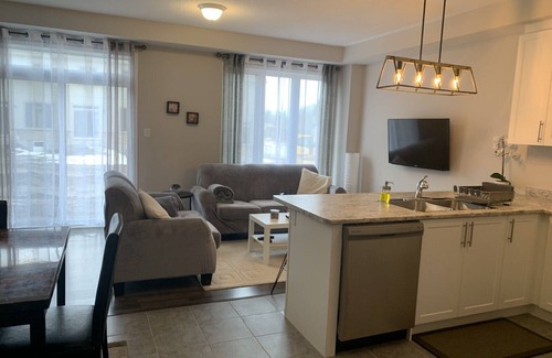 Collingwood House | Spacious and modern townhome in Collingwood