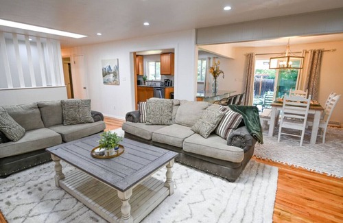 Littleton House | Spacious and Quiet Home in Centennial - 2 minutes from shopping and restaurants!