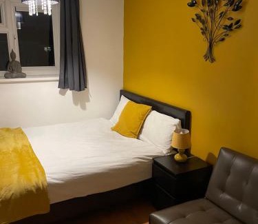 Wolverhampton Apartment | Spacious and Stylish 5 Bed Gem with Private Parking perfect for Large groups and Families