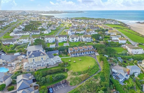 Porth Villa | Spacious and stylish villa with beach views.