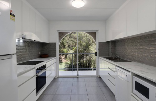 Point Lookout Apartment | Spacious apartment in very well maintained complex. Walk to beach.