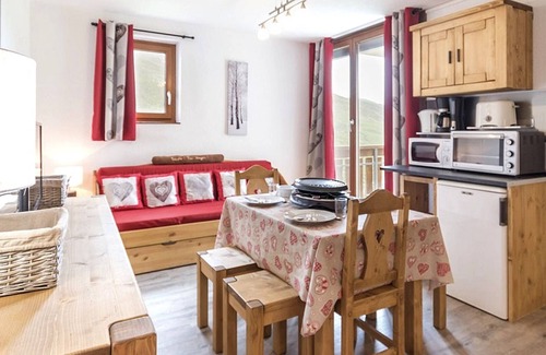 Les Bruyeres Apartment | Spacious apartment with balcony, ski-in/ski-out