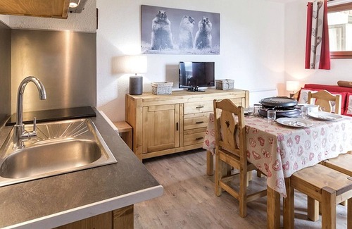 Les Bruyeres Apartment | Spacious apartment with balcony, ski-in/ski-out
