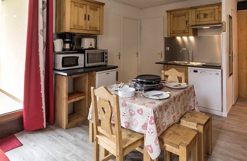 Les Bruyeres Apartment | Spacious apartment with balcony, ski-in/ski-out