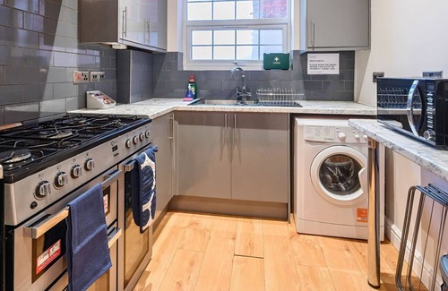 Rushmoor District Apartment | Spacious Apartment, 6 Adults, Smart TV, WiFi