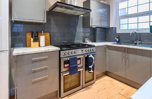 Rushmoor District Apartment | Spacious Apartment, 6 Adults, Smart TV, WiFi