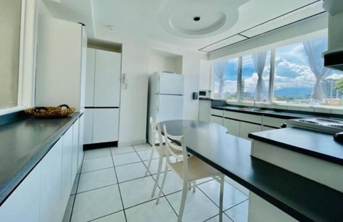 Mata Redonda Apartment | Spacious Apartment-Great location! Sabana