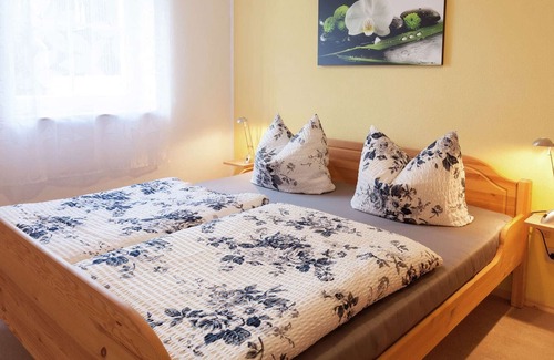 Weißig Apartment | Spacious Apartment in Weißig with Garden