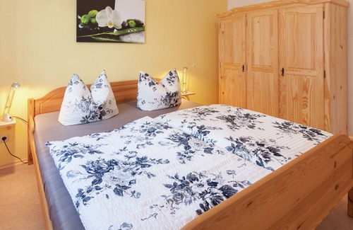 Weißig Apartment | Spacious Apartment in Weißig with Garden