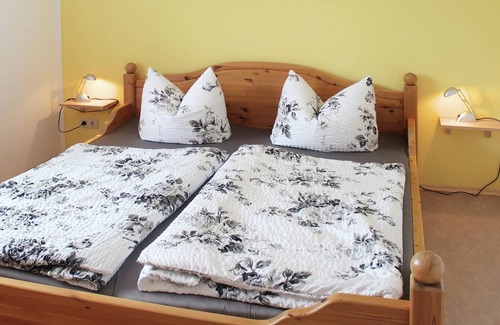 Weißig Apartment | Spacious Apartment in Weißig with Garden