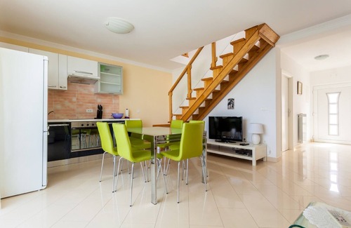 Vantacici Apartment | Spacious Apartment in Vantacici near Sea