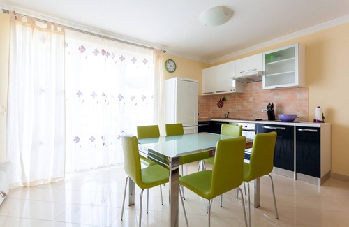 Vantacici Apartment | Spacious Apartment in Vantacici near Sea