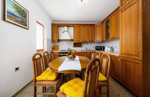 Paradiz Apartment | Spacious Apartment in Markoci
