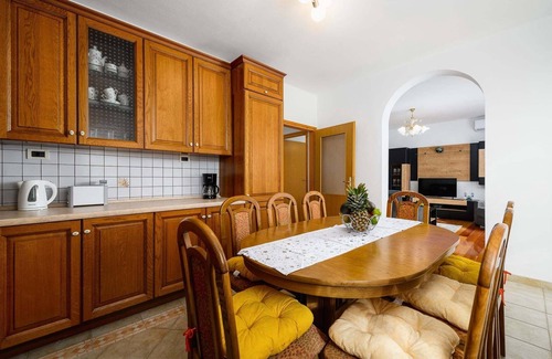 Paradiz Apartment | Spacious Apartment in Markoci