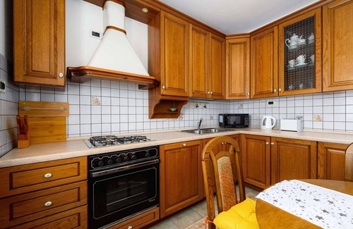 Paradiz Apartment | Spacious Apartment in Markoci