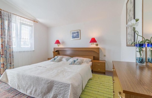 Podgradina Apartment | Spacious Apartment in Podgradina with Pool