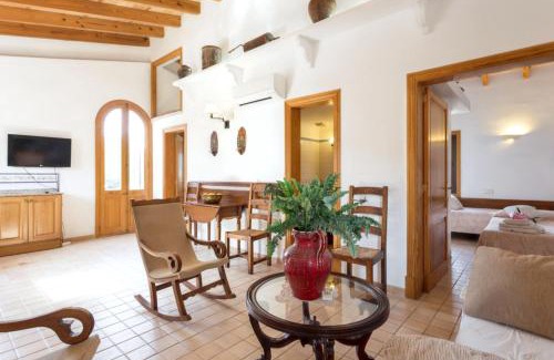 Urbanitzacio Gotmar Apartment | Spacious Apartment in Pollença with Mountain View