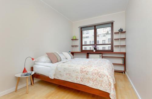 Saska Kepa Apartment | Spacious Apartment Near the Vistula River by Noclegi Renters
