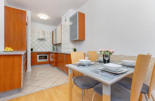 Saska Kepa Apartment | Spacious Apartment Near the Vistula River by Noclegi Renters