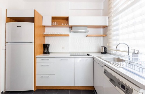 Goztepe Apartment | Spacious Apartment on Bagdat Street Kadikoy
