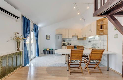 Vranjic Apartment | Spacious apartment w three balconies and parking