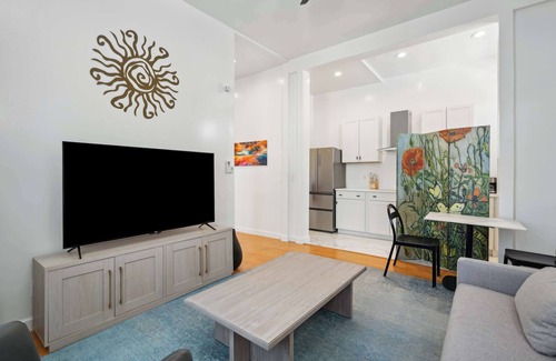 Cannonborough Elliotborough House | Spacious Apartment With Vibrant Style and Heated Pool