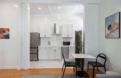 Cannonborough Elliotborough House | Spacious Apartment With Vibrant Style and Heated Pool