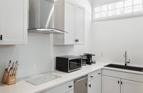 Cannonborough Elliotborough House | Spacious Apartment With Vibrant Style and Heated Pool