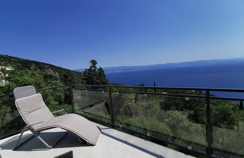 Medveja Apartment | Spacious apartment with a beautiful view of the sea