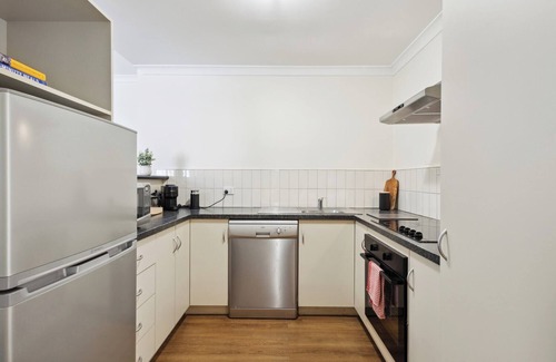 Northbridge Apartment | Spacious Apt in Northbridge with Pool