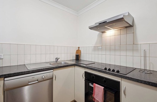 Northbridge Apartment | Spacious Apt in Northbridge with Pool