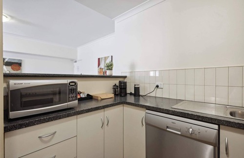 Northbridge Apartment | Spacious Apt in Northbridge with Pool