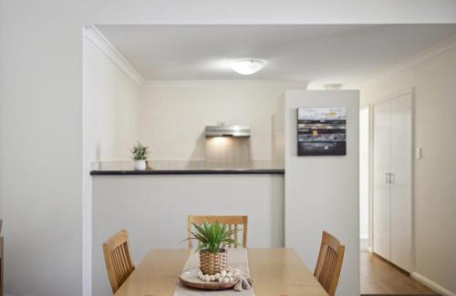 Northbridge Apartment | Spacious Apt in Northbridge with Pool