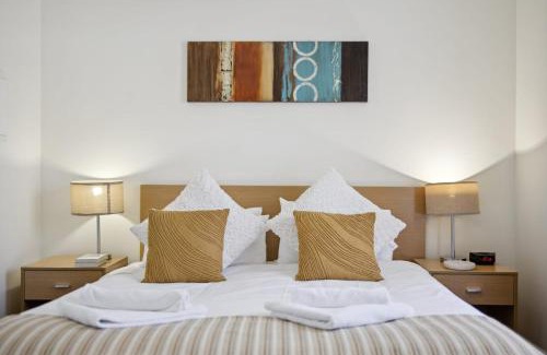 Northbridge Apartment | Spacious Apt in Northbridge with Pool