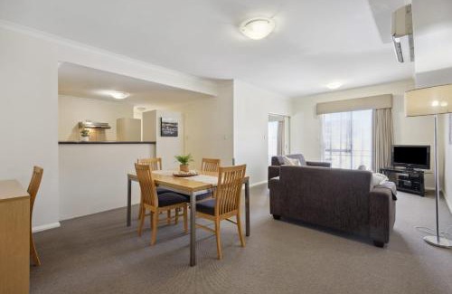 Northbridge Apartment | Spacious Apt in Northbridge with Pool