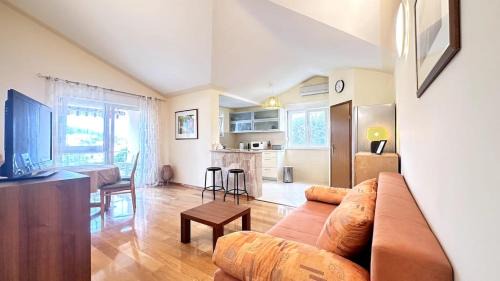 Tijesno Apartment | Spacious Apt in Tisno Near Garden Resort – 4 Min
