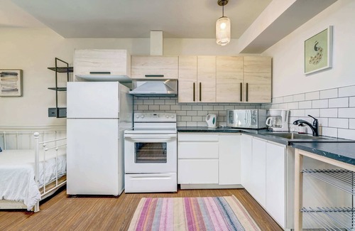 Plateau Mont Royal Apartment | Spacious Apt | Wi-Fi | Balcony | Near Trendy Spots
