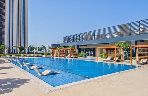 Dubai Apartment | Spacious Apt With Incredible Canal and Park Views