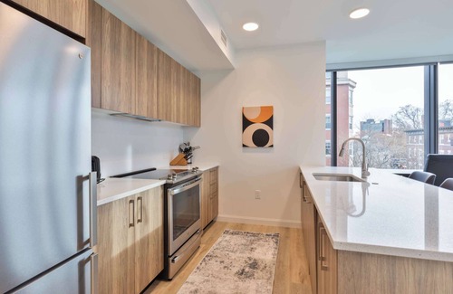Fenway–Kenmore Apartment | Spacious Apt with Kitchen in Fenway