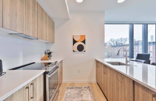 Fenway–Kenmore Apartment | Spacious Apt with Kitchen in Fenway