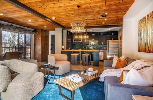 Downtown Apartment | Spacious Aspen Core 1 BR | AC & Private Deck!