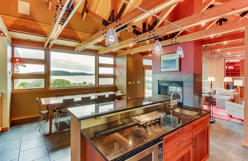 Anacortes House | Spacious bayfront home w/a patio, views, & easy beach access