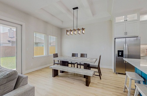 South Side House | Spacious beach house with full kitchen, patio & enclosed yard, near the Bay