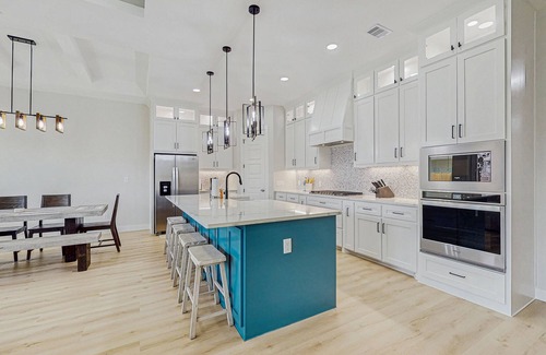 South Side House | Spacious beach house with full kitchen, patio & enclosed yard, near the Bay