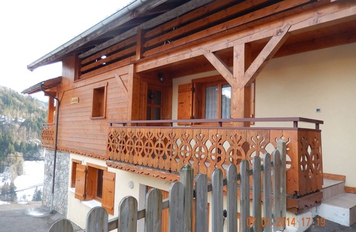 Saint-Jean-de-Sixt Apartment | Spacious & bright flat in a chalet opposite the aravis mountain, south oriented